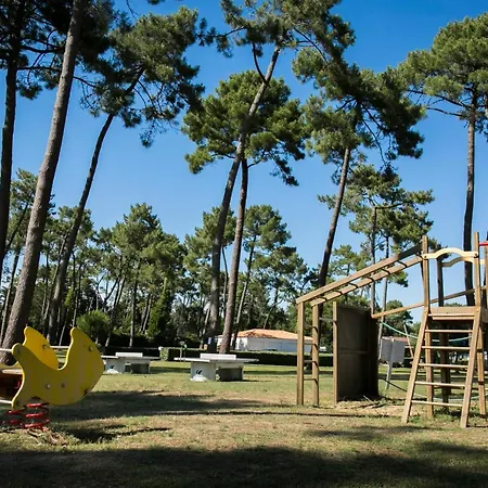 База відпочинку Sous Les Pins 4*